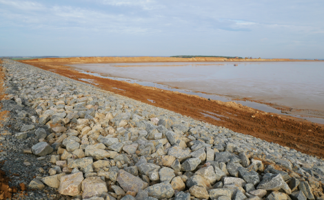 Пассат начал укрепление дамбы скальными породами на объекте: «3РУ. СОФ. Реконструкция ограждающих дамб шламохранилища карты №8»