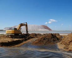 Пассат выполняет реконструкцию ограждающих дамб шламохранилища